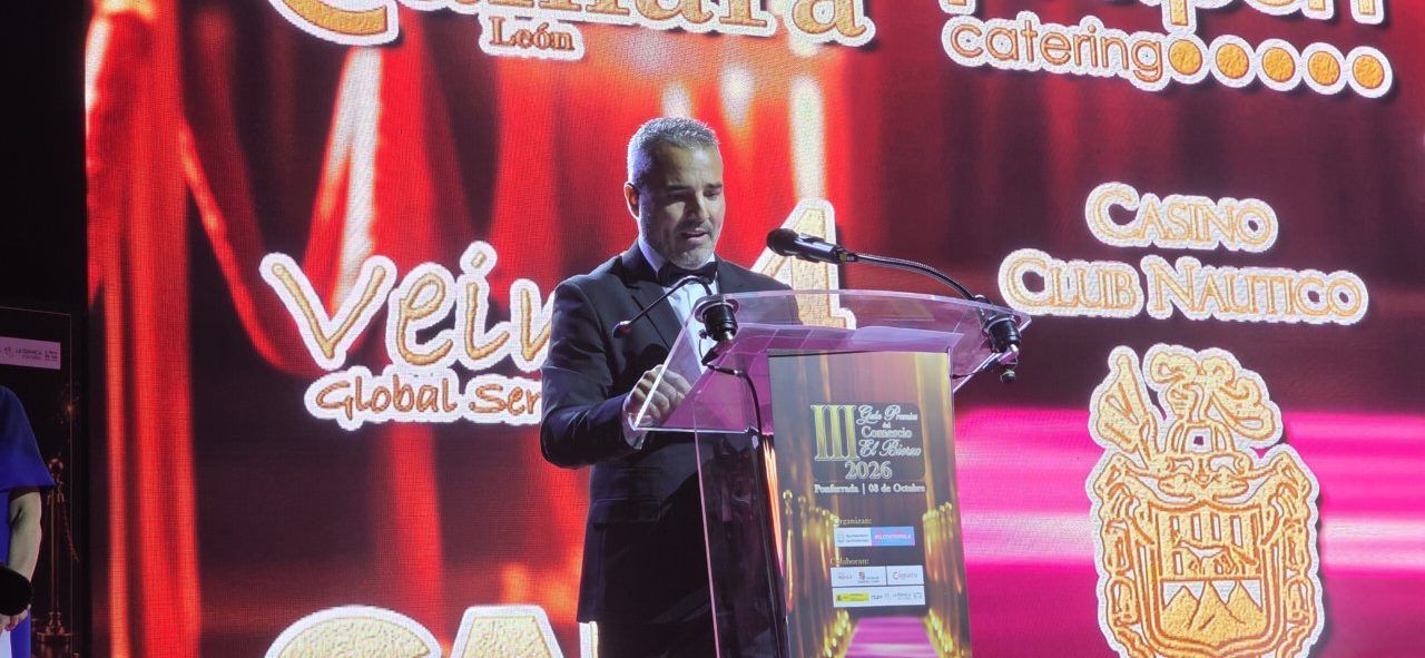 Presentador en la III Gala del Comercio de Ponferrada con fondo decorativo