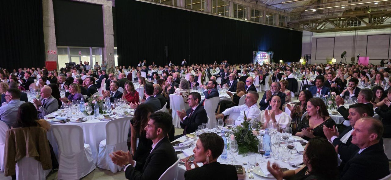 Asistentes a la III Gala del Comercio de Ponferrada aplaudiendo en un evento elegante.