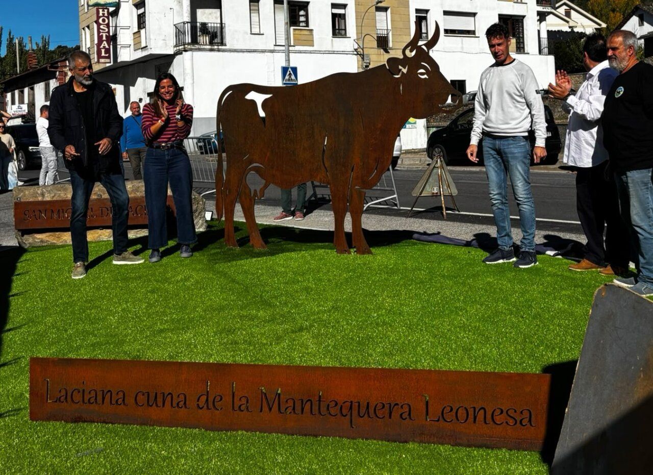 Inauguración de figura de la mantequera leonesa en Laciana