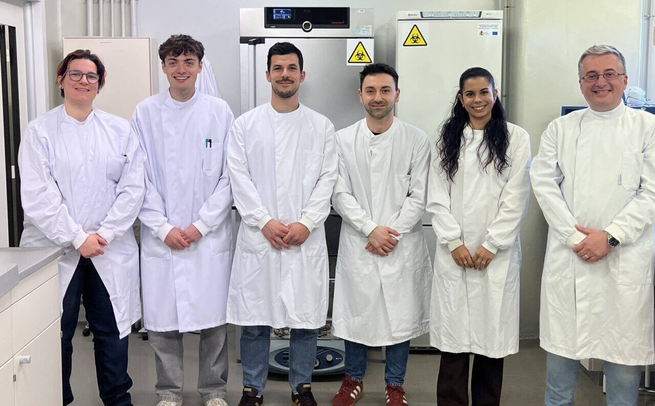 Investigadores de la Universidad de León en laboratorio de biomedicina