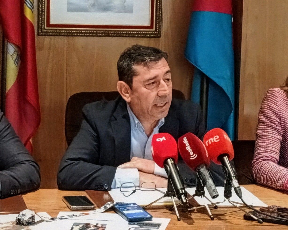 Jaime González hablando en el salón de plenos del Ayuntamiento de Bembibre
