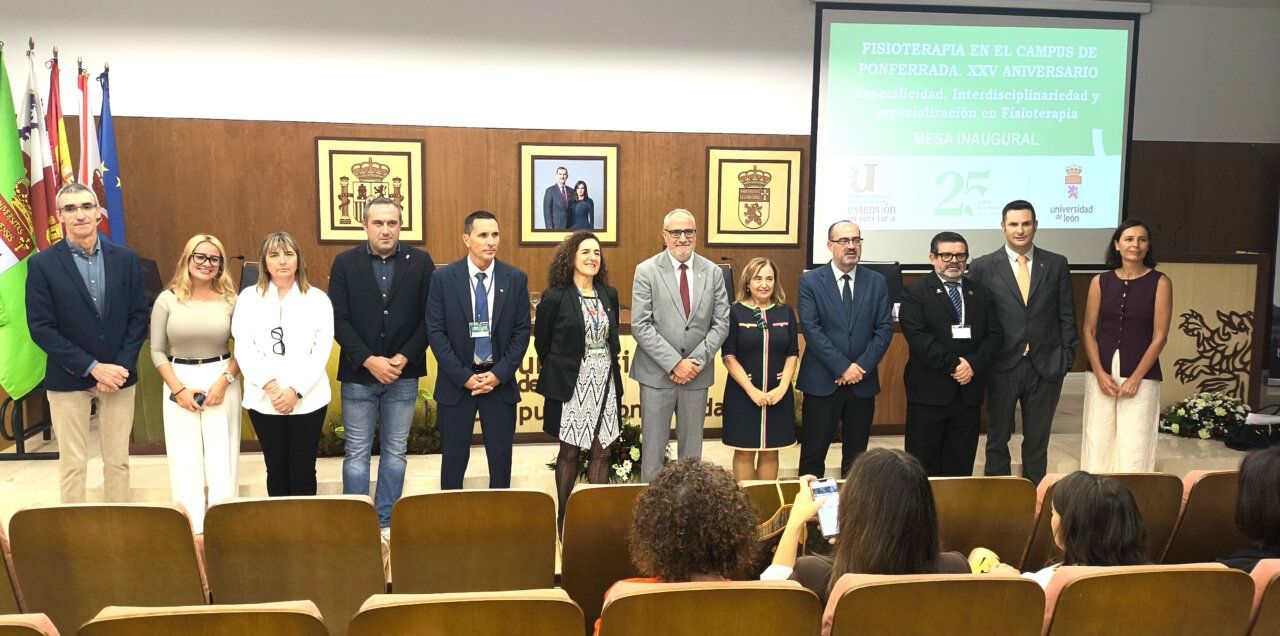Grupo de personas posa en un escenario durante la mesa inaugural de unas jornadas de fisioterapia
