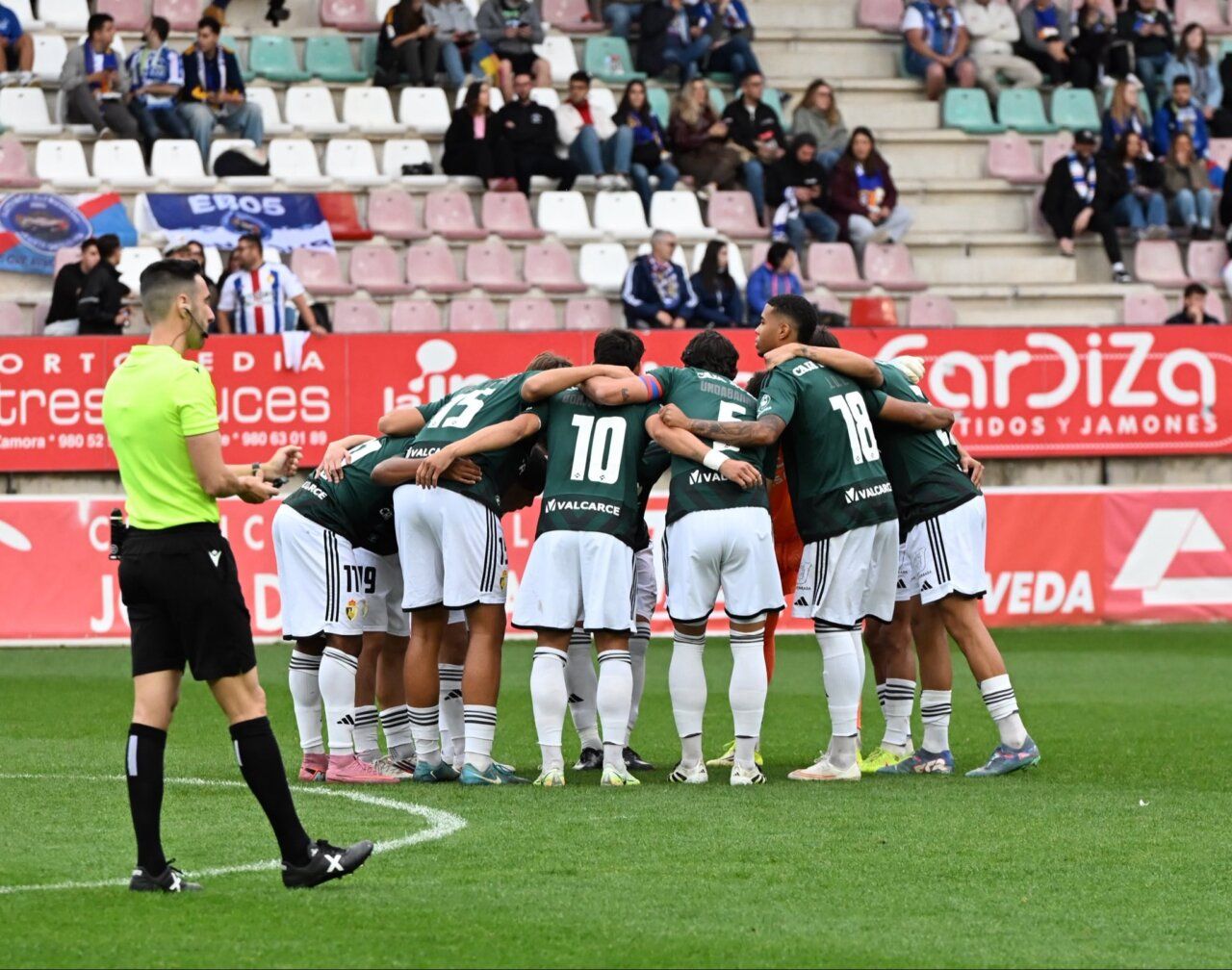 Jugadores de la Ponferradina se agrupan en círculo sobre el césped