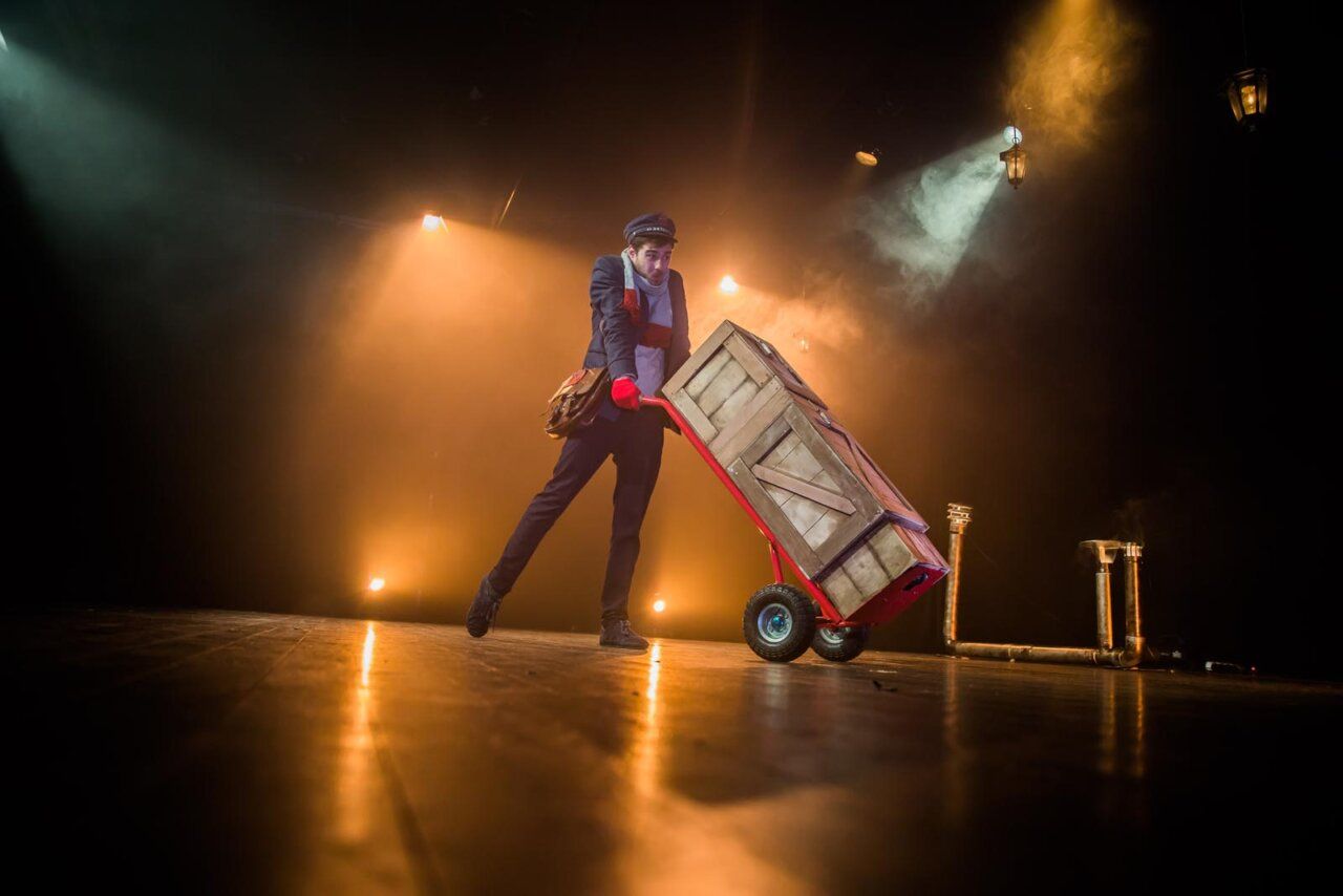 Artista de circo con carro en espectáculo Gota en Ponferrada