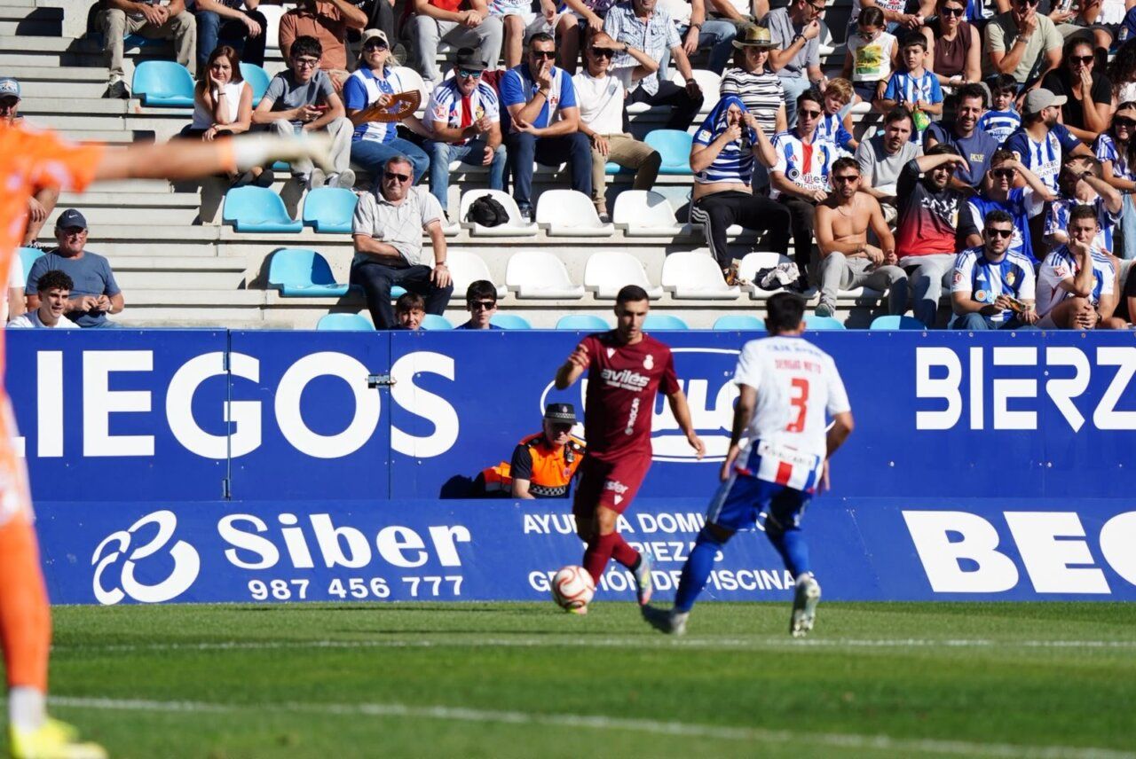 Jugadores del Real Avilés en un partido de fútbol en El Toralín