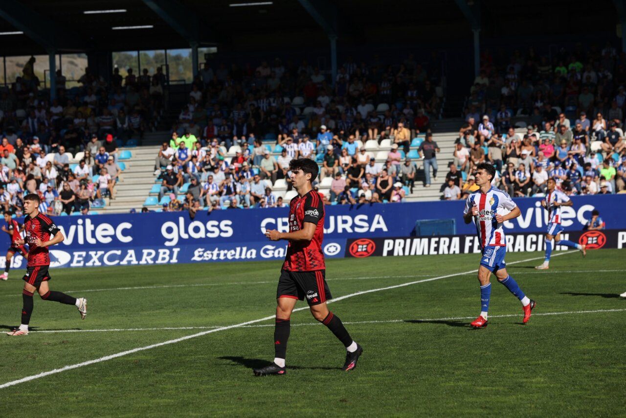 Jugadores de la SD Ponferradina en un partido contra el CD Mirandés.