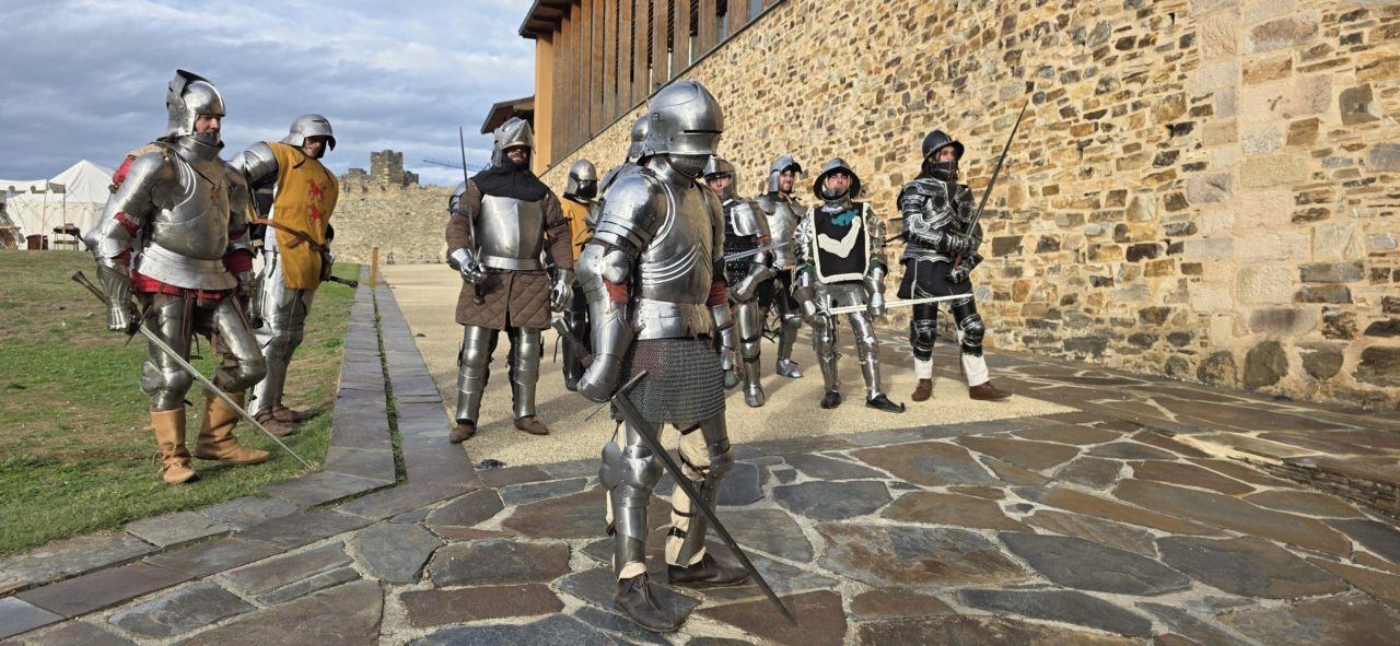 Grupo de personas vestidas con armaduras medievales en una recreación histórica