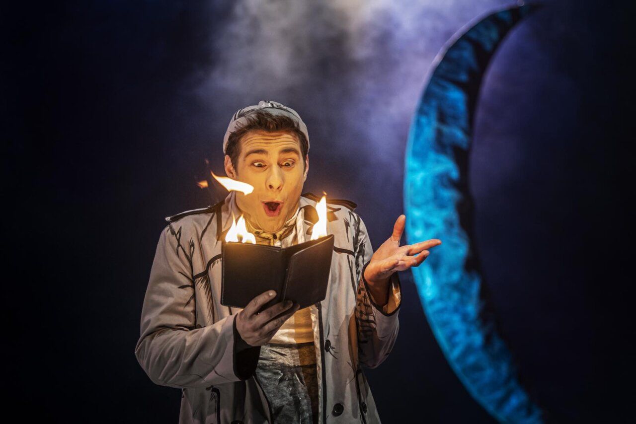 Artista de circo sorprendido con un libro en llamas durante el espectáculo Gota