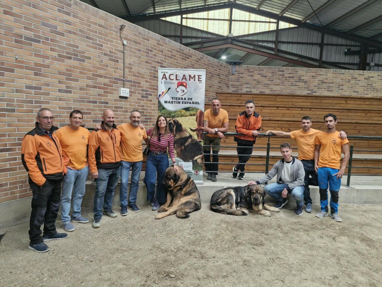 Grupo de personas en evento sobre la mantequera leonesa en Laciana