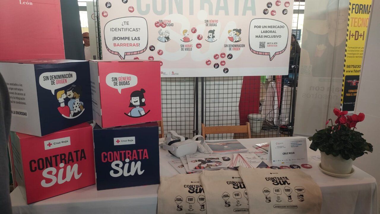 Expositor de Contrata Sin con cajas, folletos y bolsas sobre una mesa.