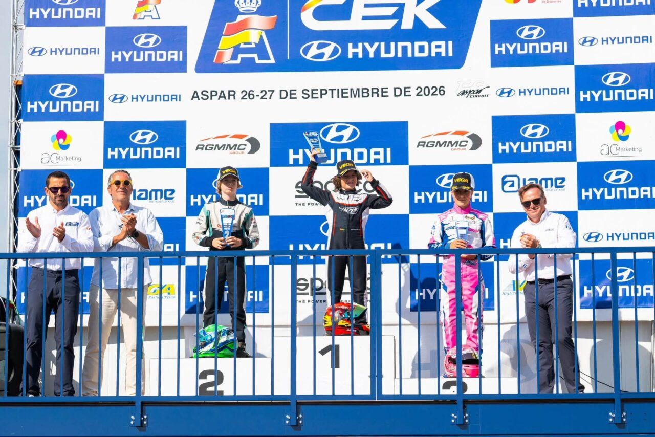 Matteo Rodríguez en el podio tras ganar el campeonato de karting Mini Rookie.