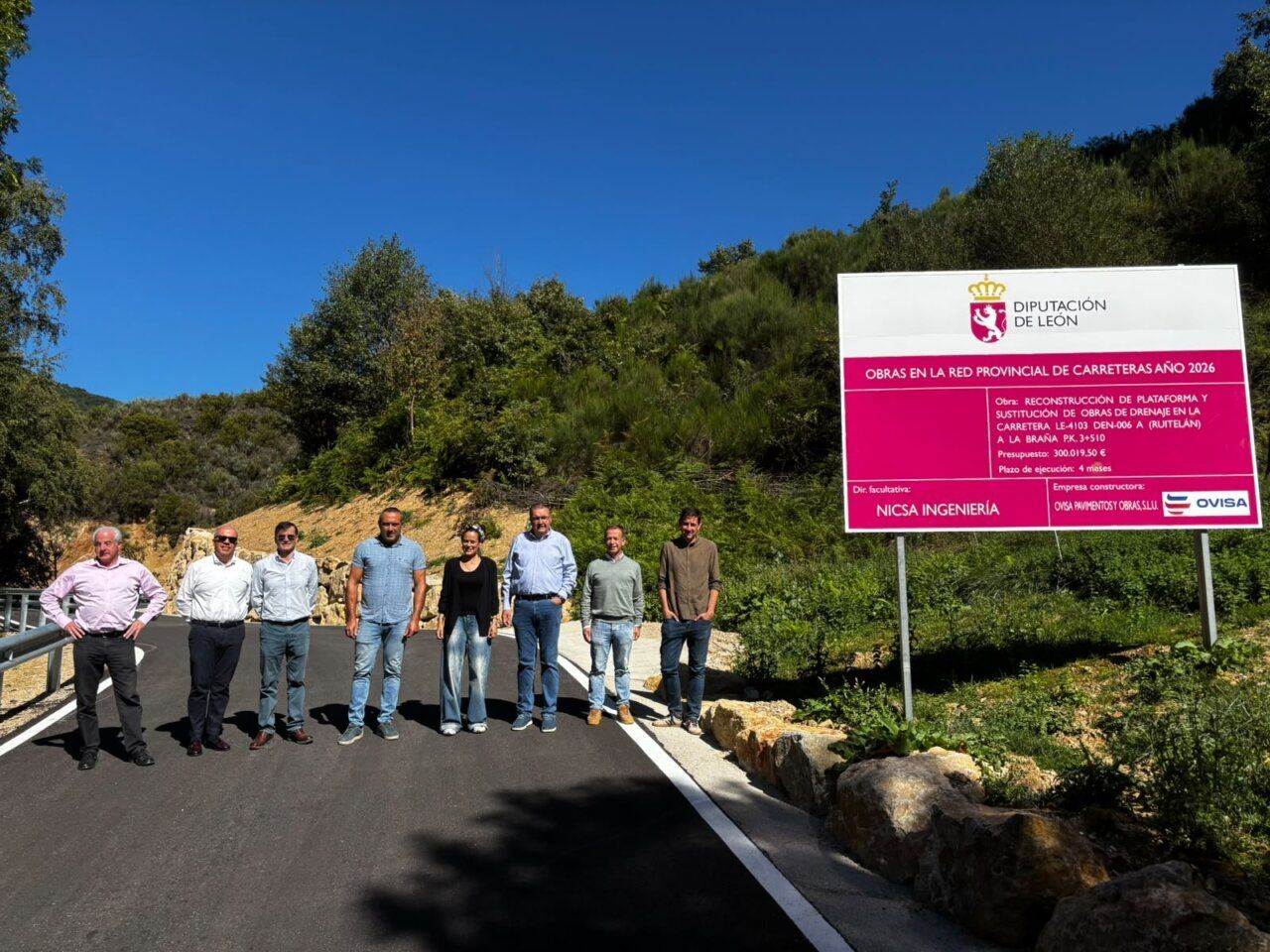 Grupo de personas en la carretera mejorada entre Ruitelán y La Braña