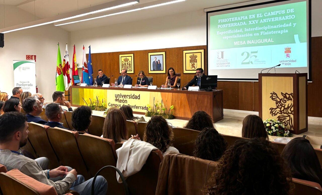 Mesa inaugural de unas jornadas de fisioterapia en un auditorio del campus de Ponferrada