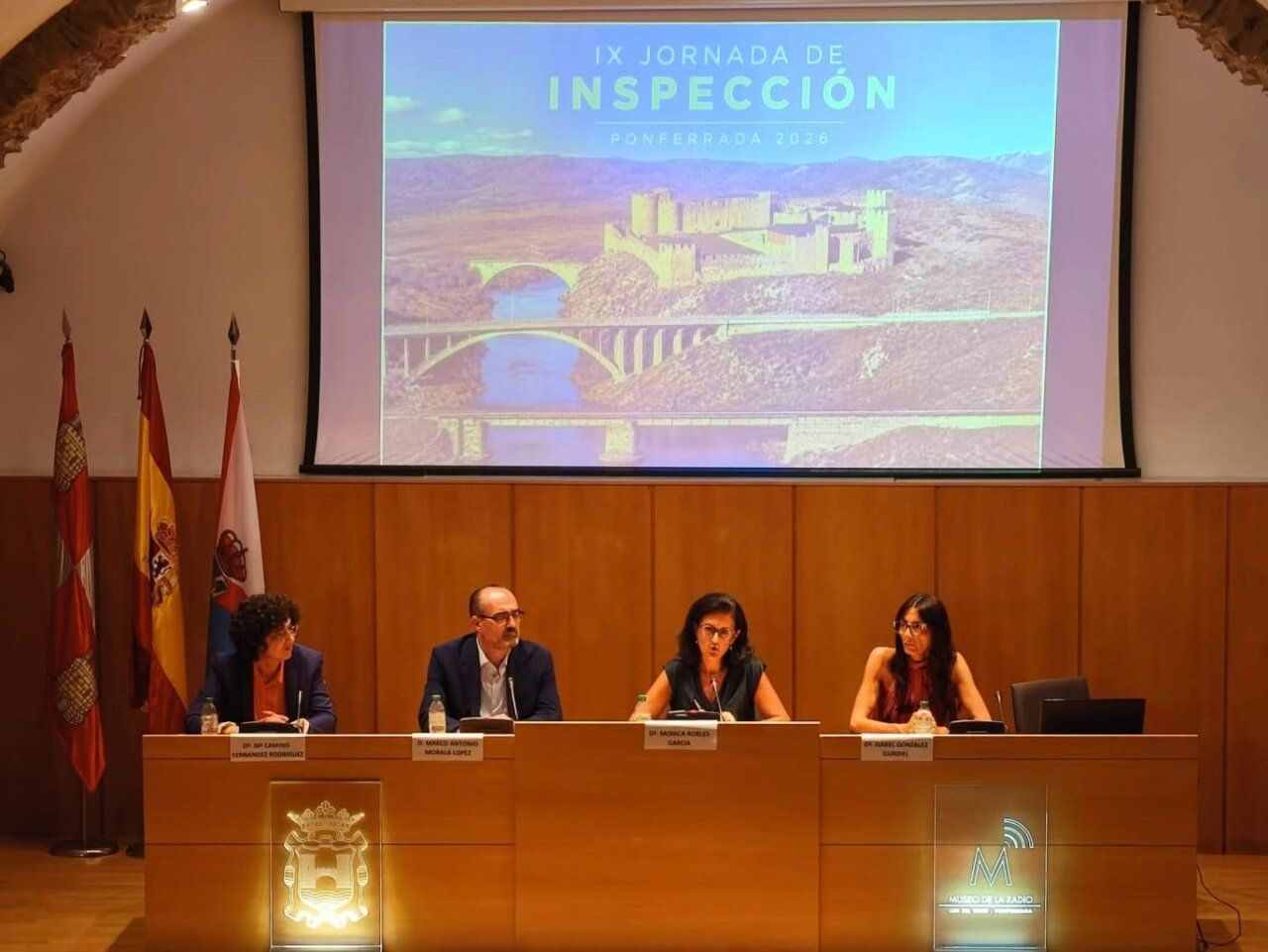 Cuatro personas sentadas en una mesa durante una jornada de inspección en Ponferrada.