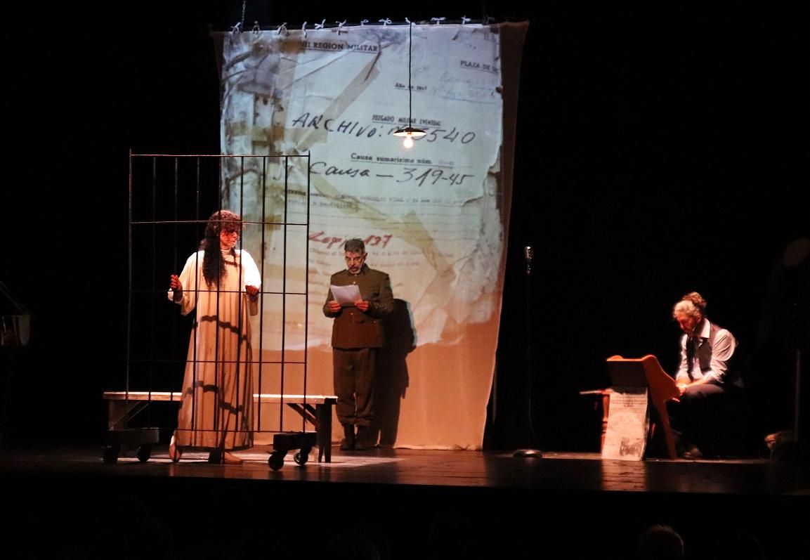 Escena de la obra Mis Ponferrada 1933 con actores en un escenario