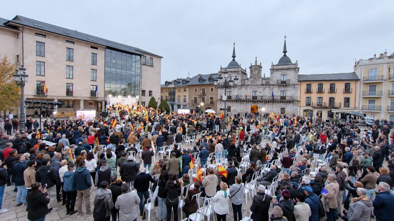 Multitud reunida en una plaza con banderas españolas y banderas de Vox