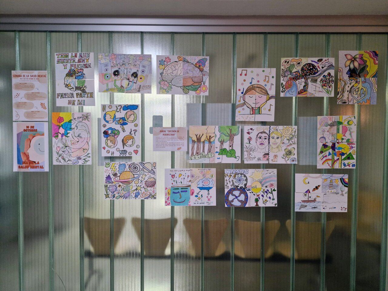 Mural colaborativo sobre salud mental con dibujos de pacientes