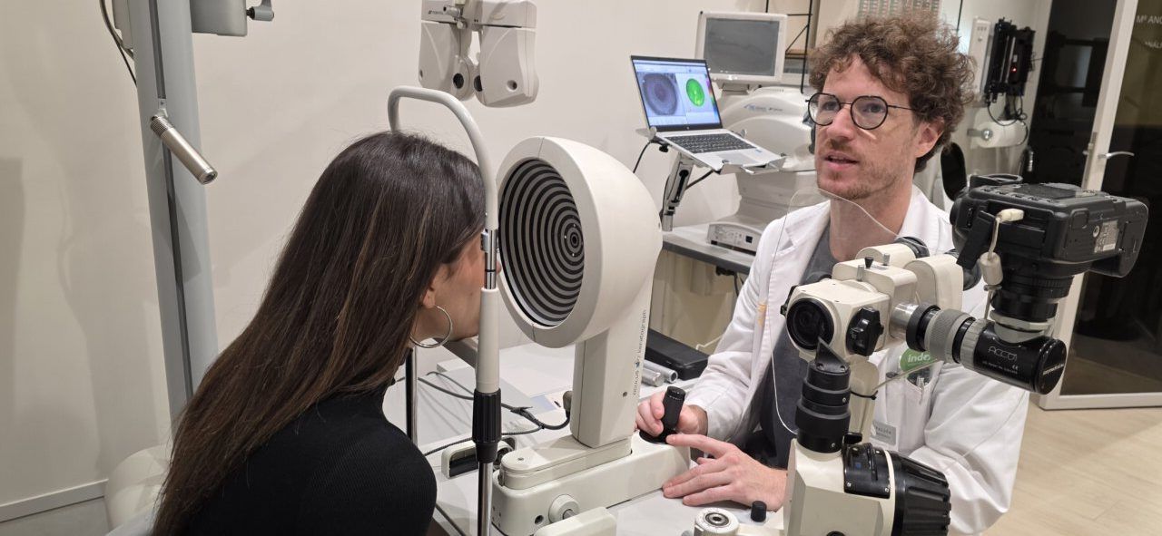 Paciente en examen visual con un optometrista en una clínica óptica moderna
