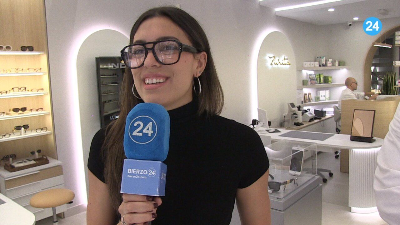 Estudiante en Óptica Zurita promocionando salud visual