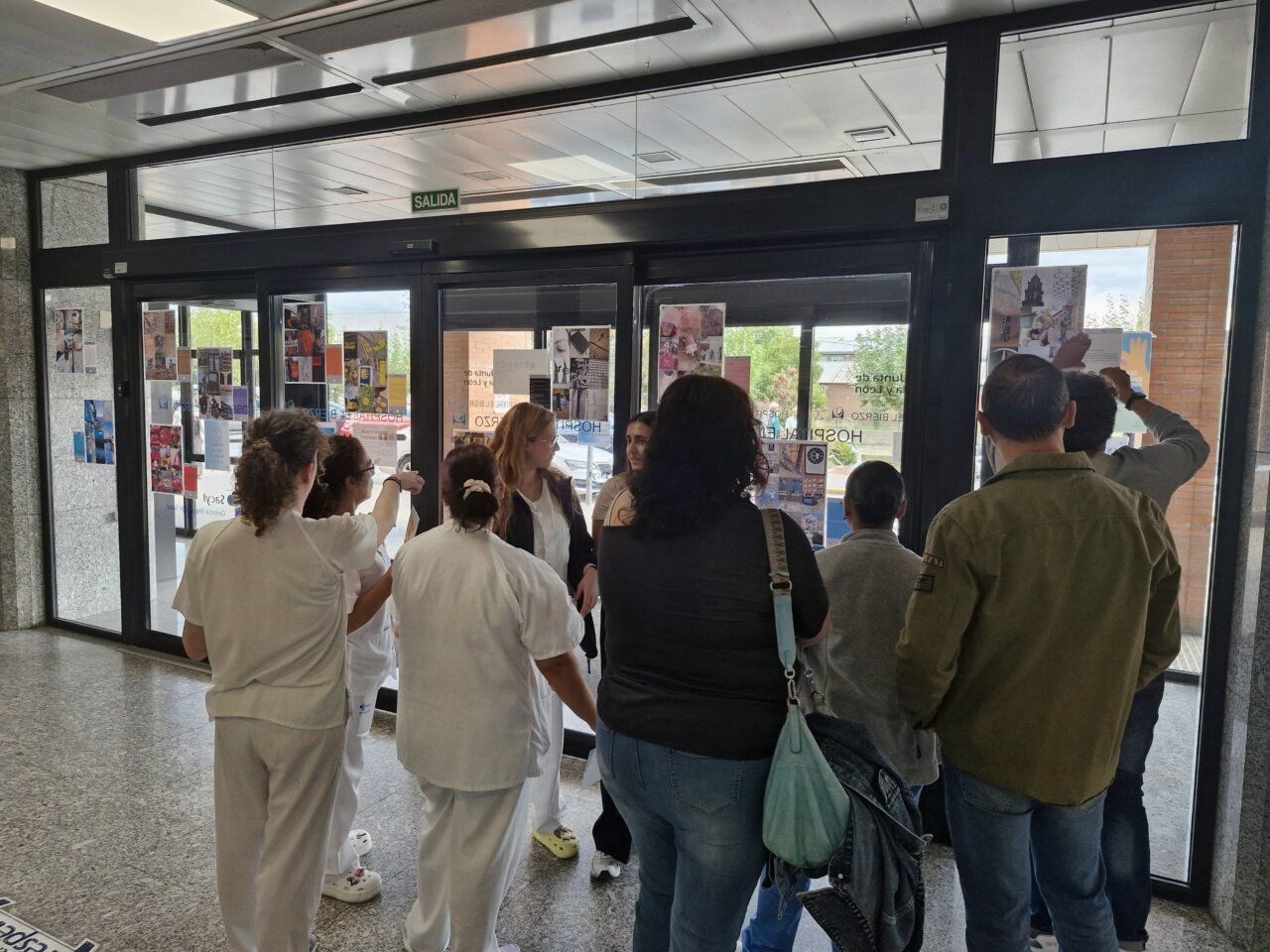Pacientes del hospital de día decorando el vestíbulo del Hospital El Bierzo.