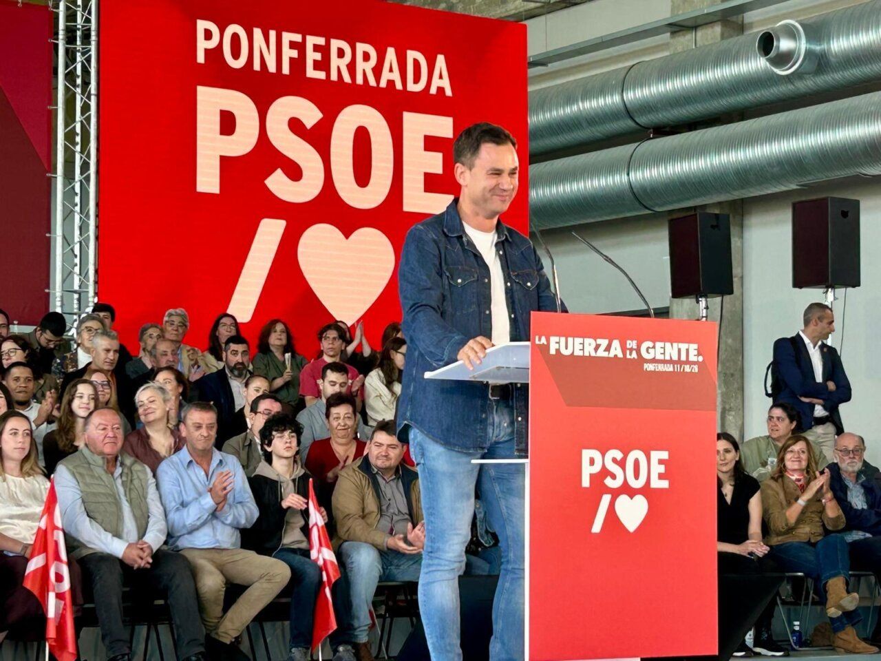 Pedro Sánchez hablando en un evento del PSOE en Ponferrada