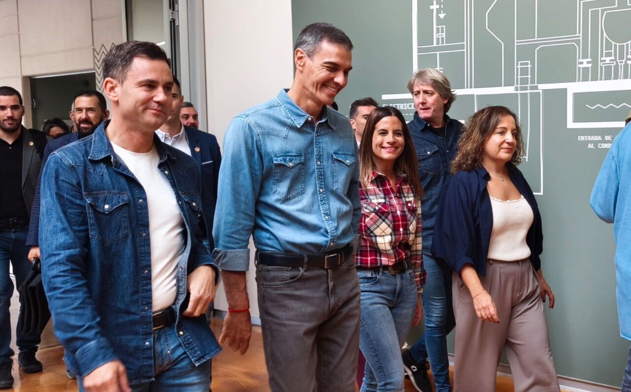 Pedro Sánchez y otros miembros del PSOE en Ponferrada durante un acto político