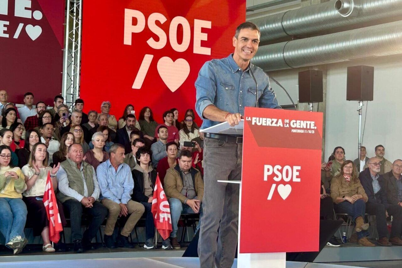 Pedro Sánchez en un acto del PSOE en Ponferrada con público asistente