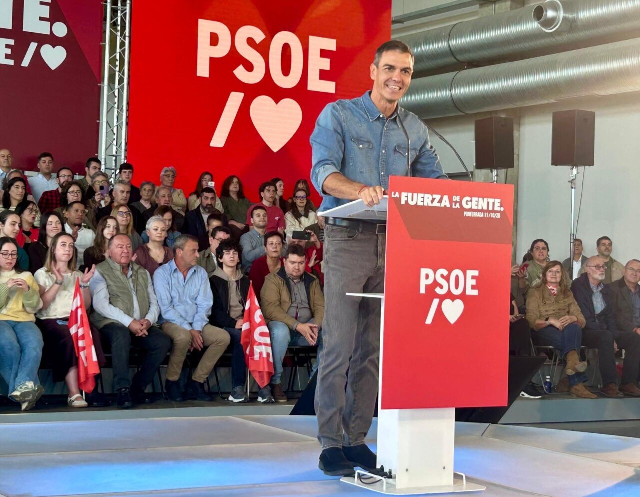 Pedro Sánchez en un acto del PSOE en Ponferrada con público asistente