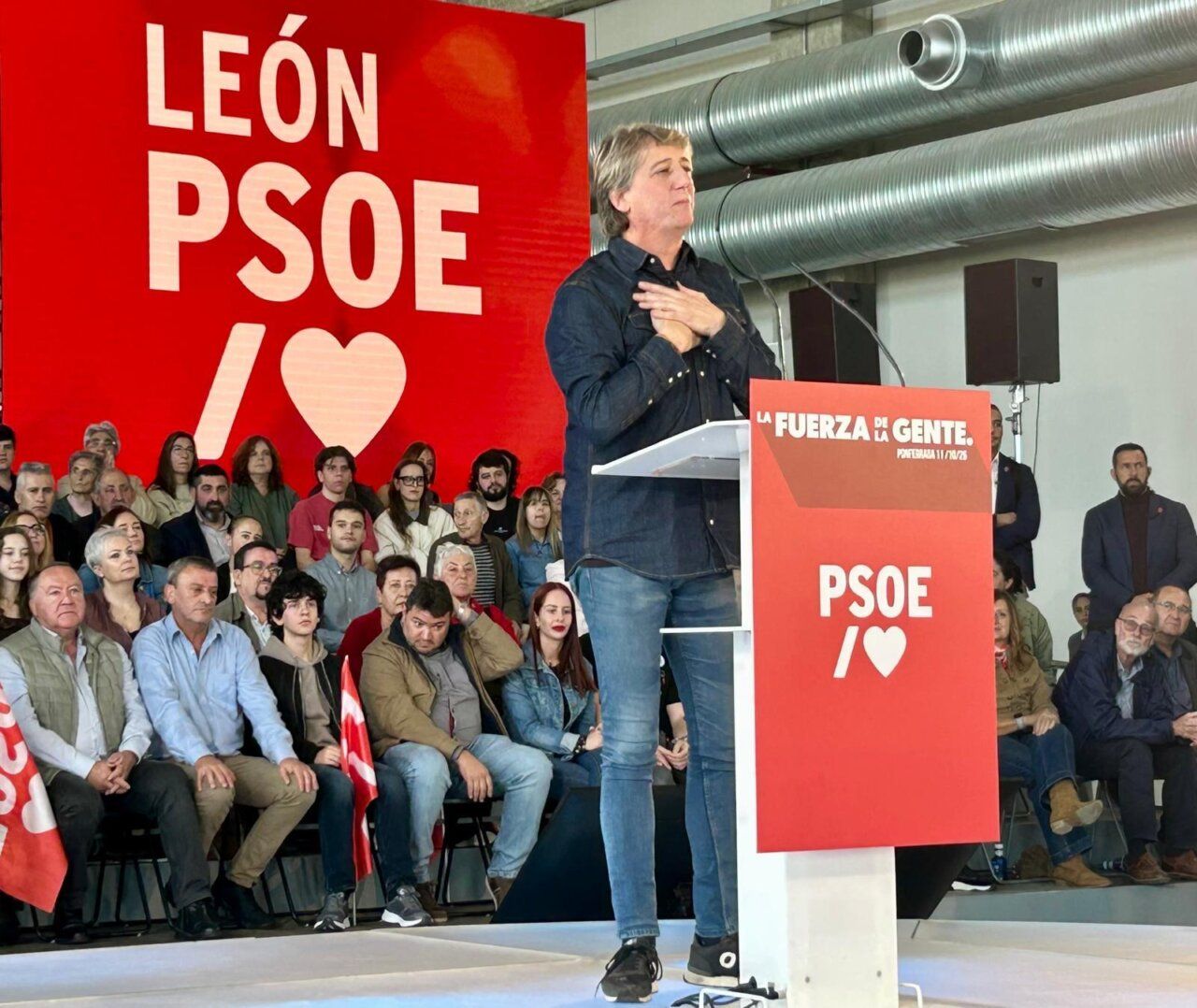 Pedro Sánchez hablando en un acto del PSOE en Ponferrada con público presente