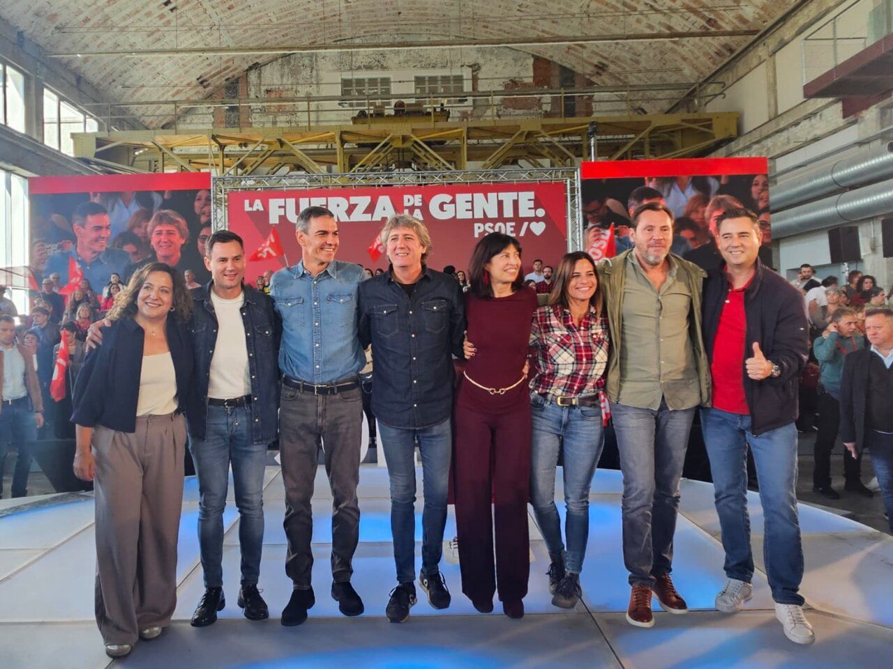 Pedro Sánchez en un acto del PSOE en Ponferrada con otros líderes