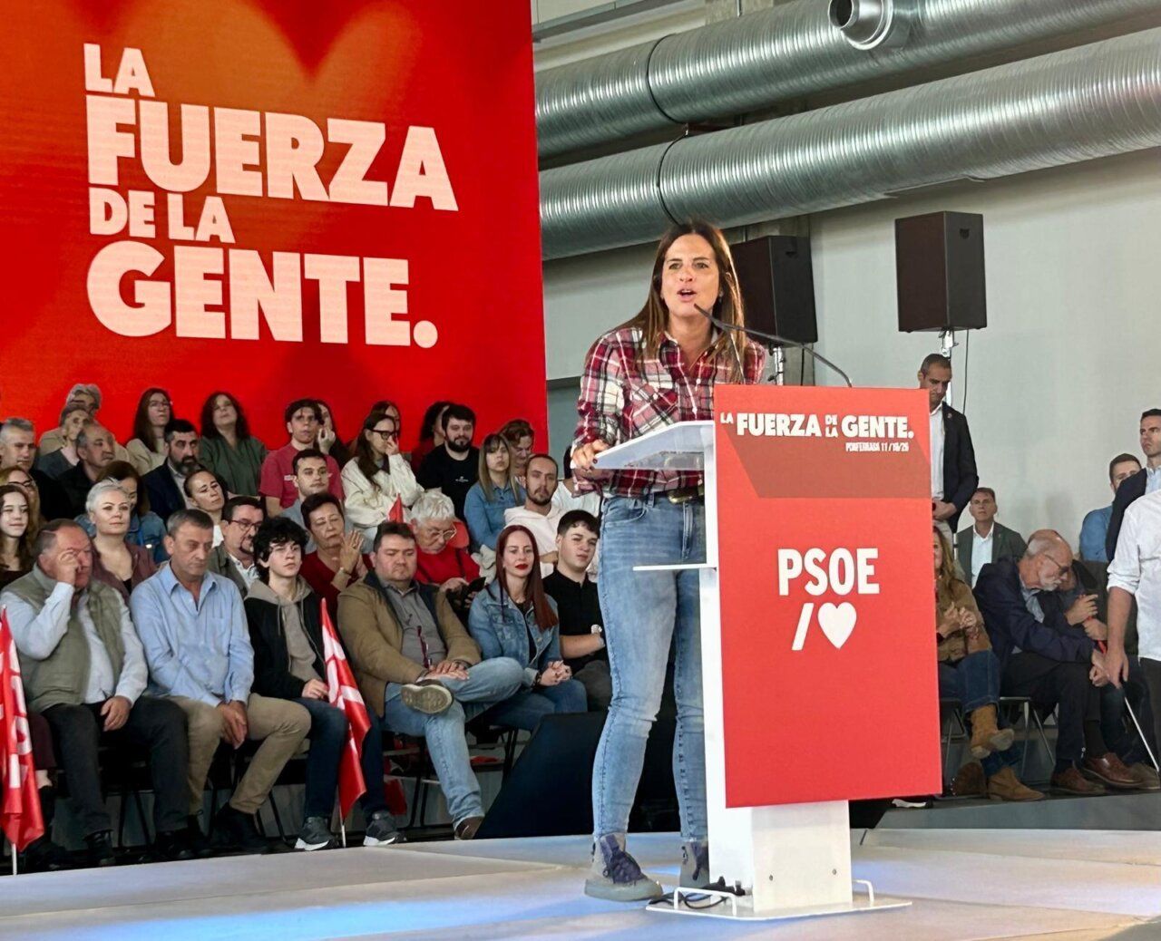 Pedro Sánchez en un evento político en Ponferrada con público presente
