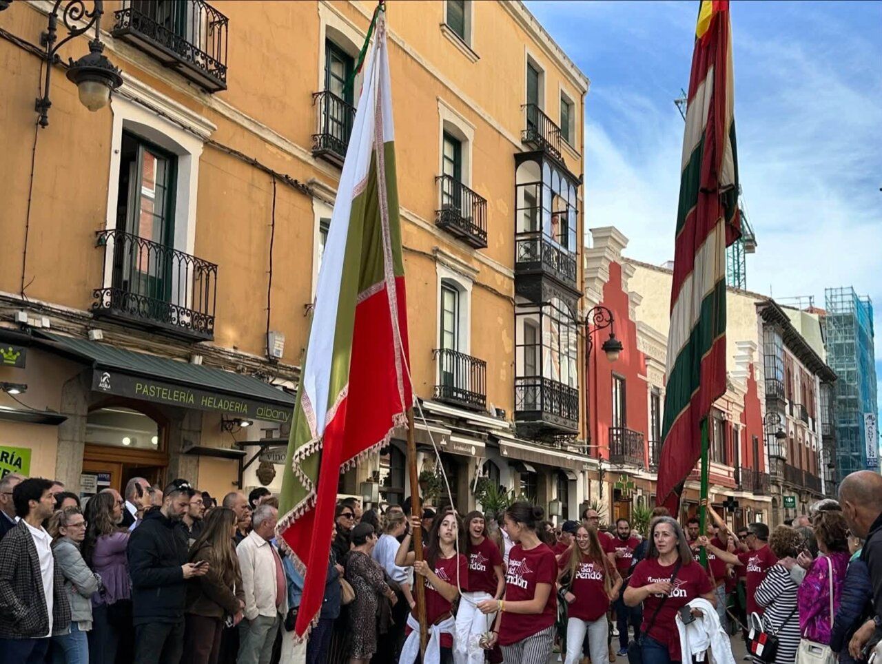 Desfile de pendones y carros engalanados en León durante San Froilán