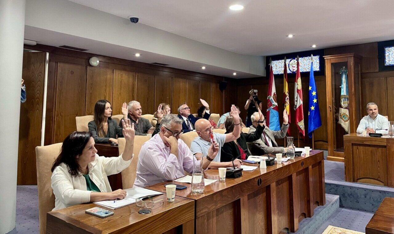 Reunión del PSOE en Ponferrada con miembros levantando la mano