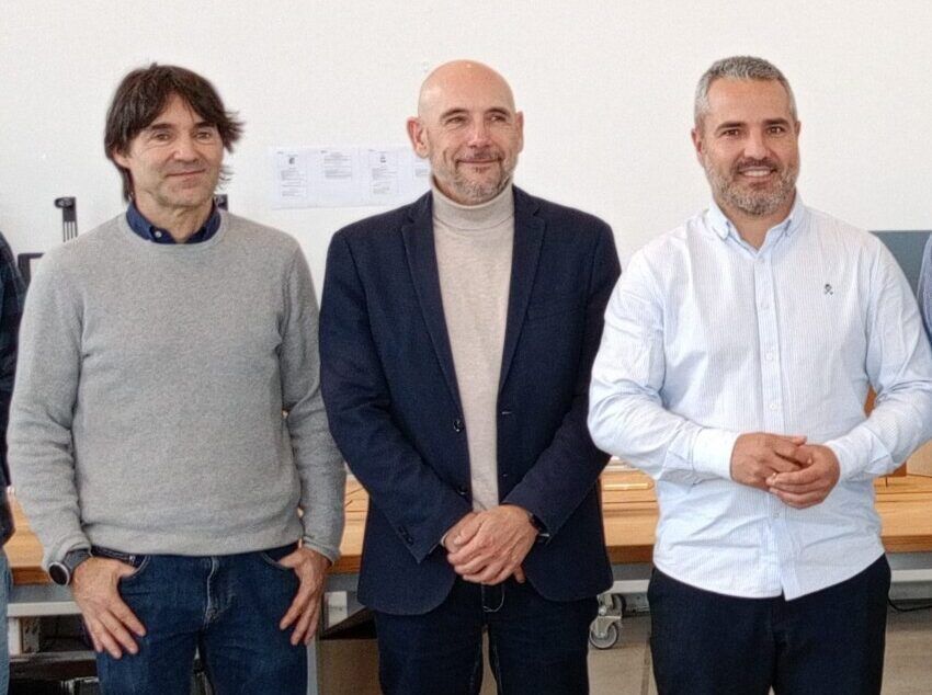 Tres hombres posando en un evento sobre innovación en Ponferrada