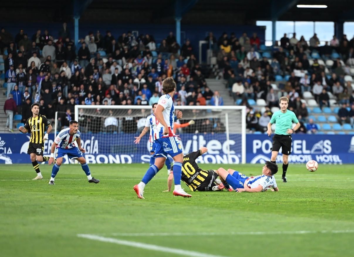 Jugadores de la Ponferradina y el Barakaldo disputan un balón durante un partido