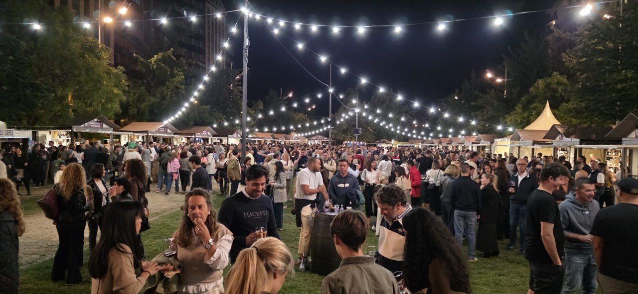 Multitud de personas disfrutando en la feria del vino Ponfevin en Ponferrada