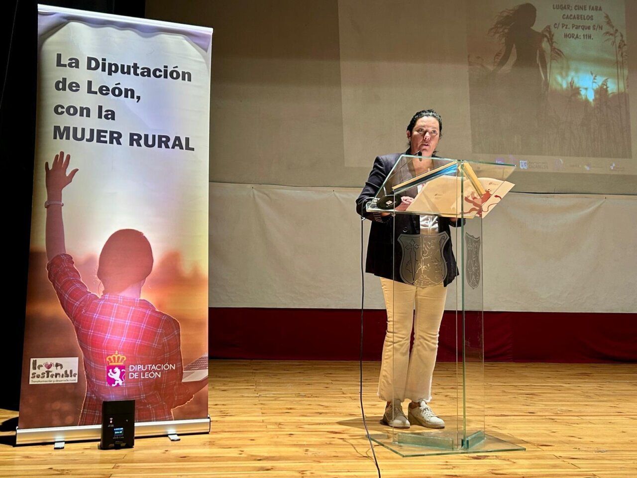 Mujer en un evento de premios Mujer Rural en Cacabelos