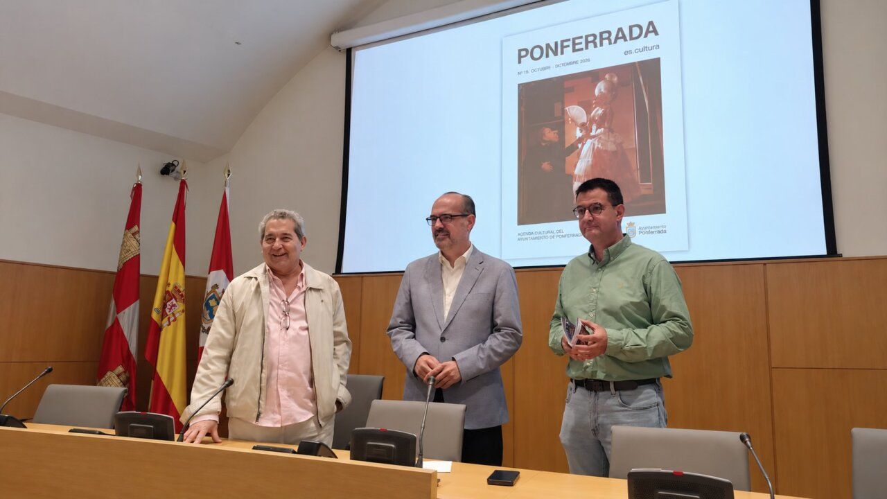 Presentación de la nueva programación cultural en Ponferrada con tres hombres en un escenario.