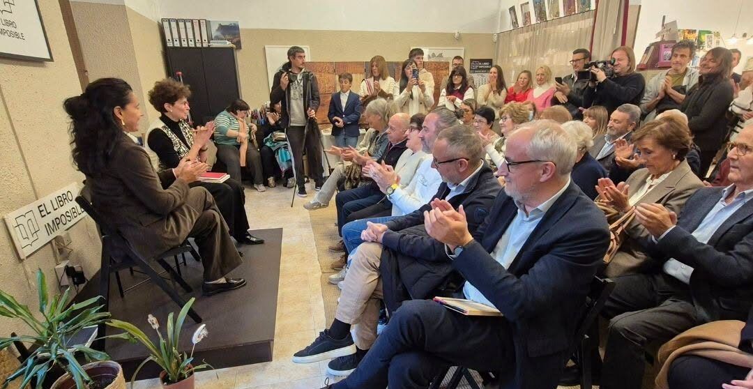 Fotografía compuesta de una presentación en librería, con público sentado y dos mujeres conversando.