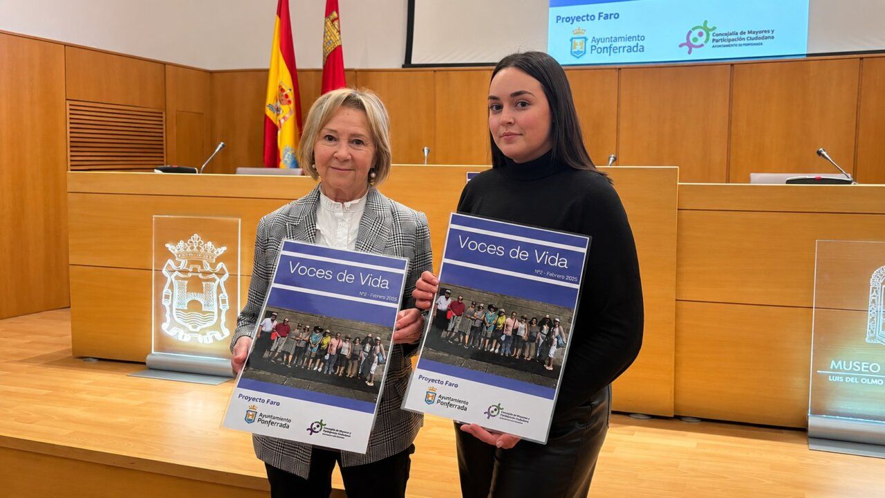Dos mujeres sosteniendo carteles del programa Voces de Vida en Ponferrada