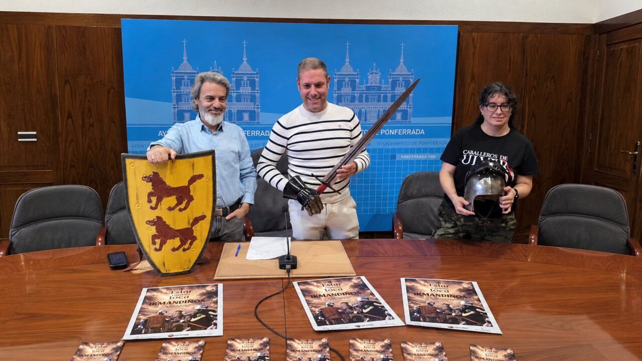 Tres personas sosteniendo objetos medievales en una presentación