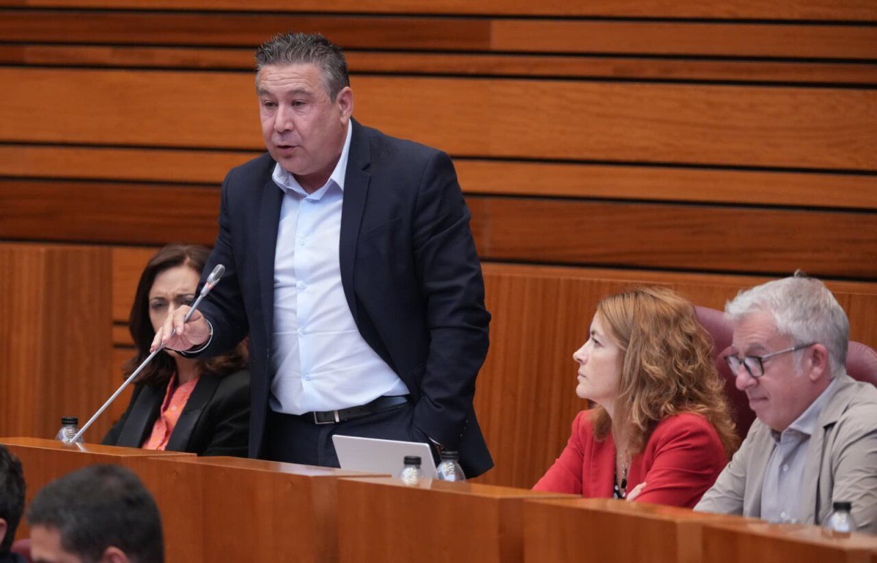 Luis Mariano Santos hablando en el parlamento sobre Juntas Vecinales