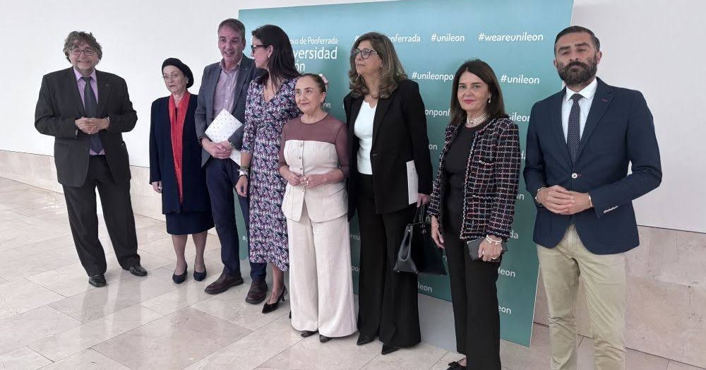 Grupo de personas en la presentación del Programa Interuniversitario de la ULE en Ponferrada