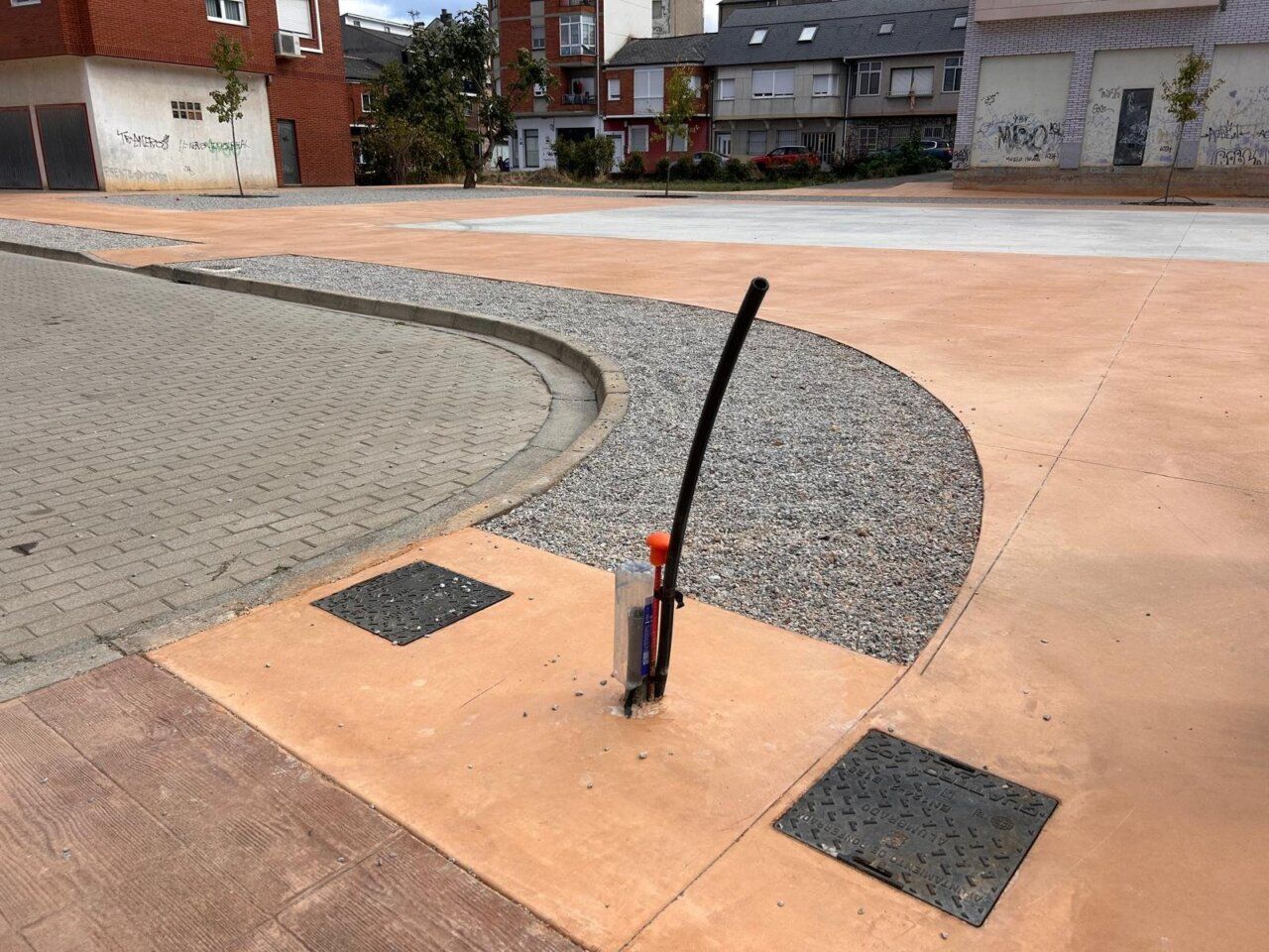 Obras inconclusas en la plaza de Cuatrovientos con elementos faltantes