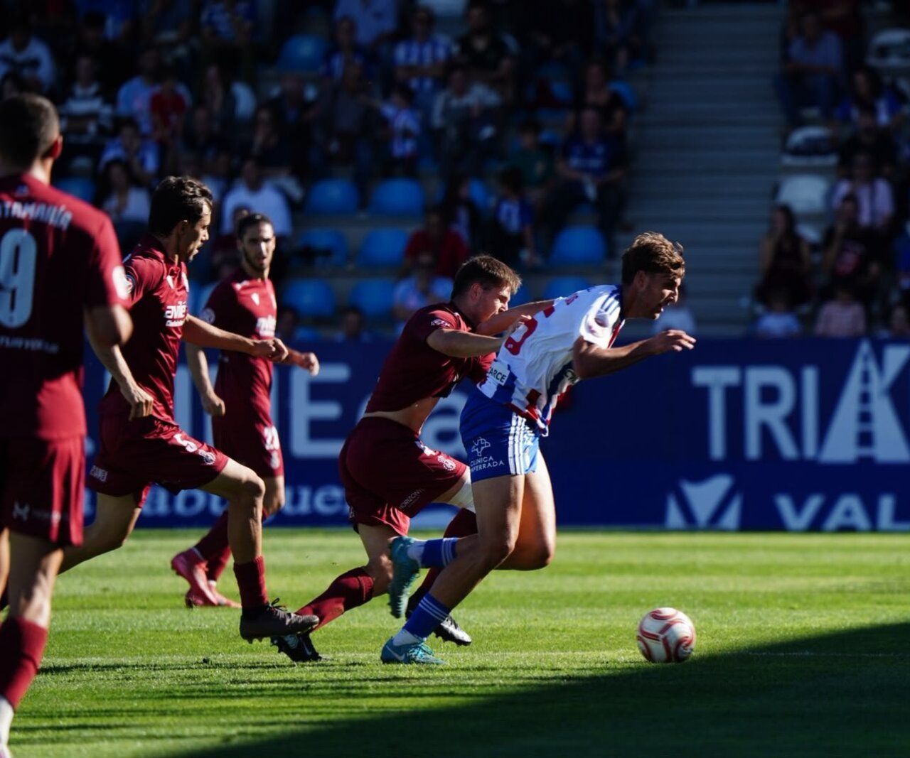 Jugadores del Real Avilés y Ponferradina en un partido de fútbol