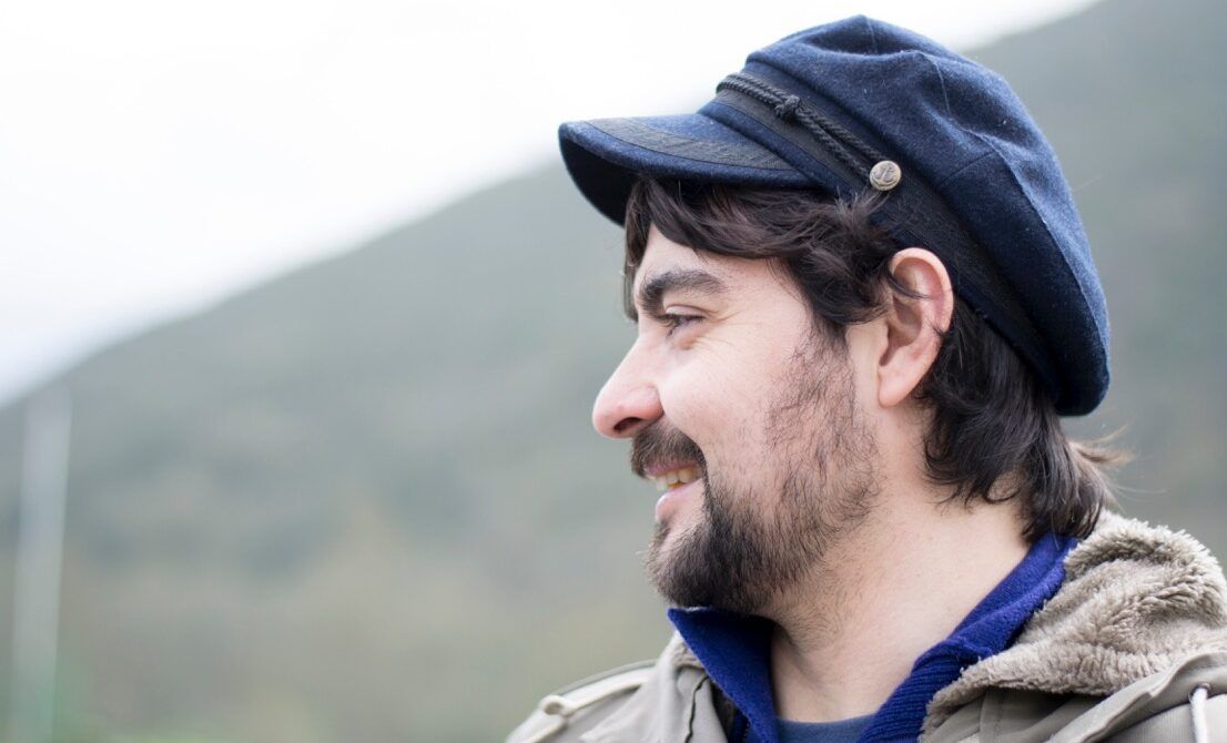 Retrato de Emilio Gancedo con gorra azul, mirando hacia un lado.