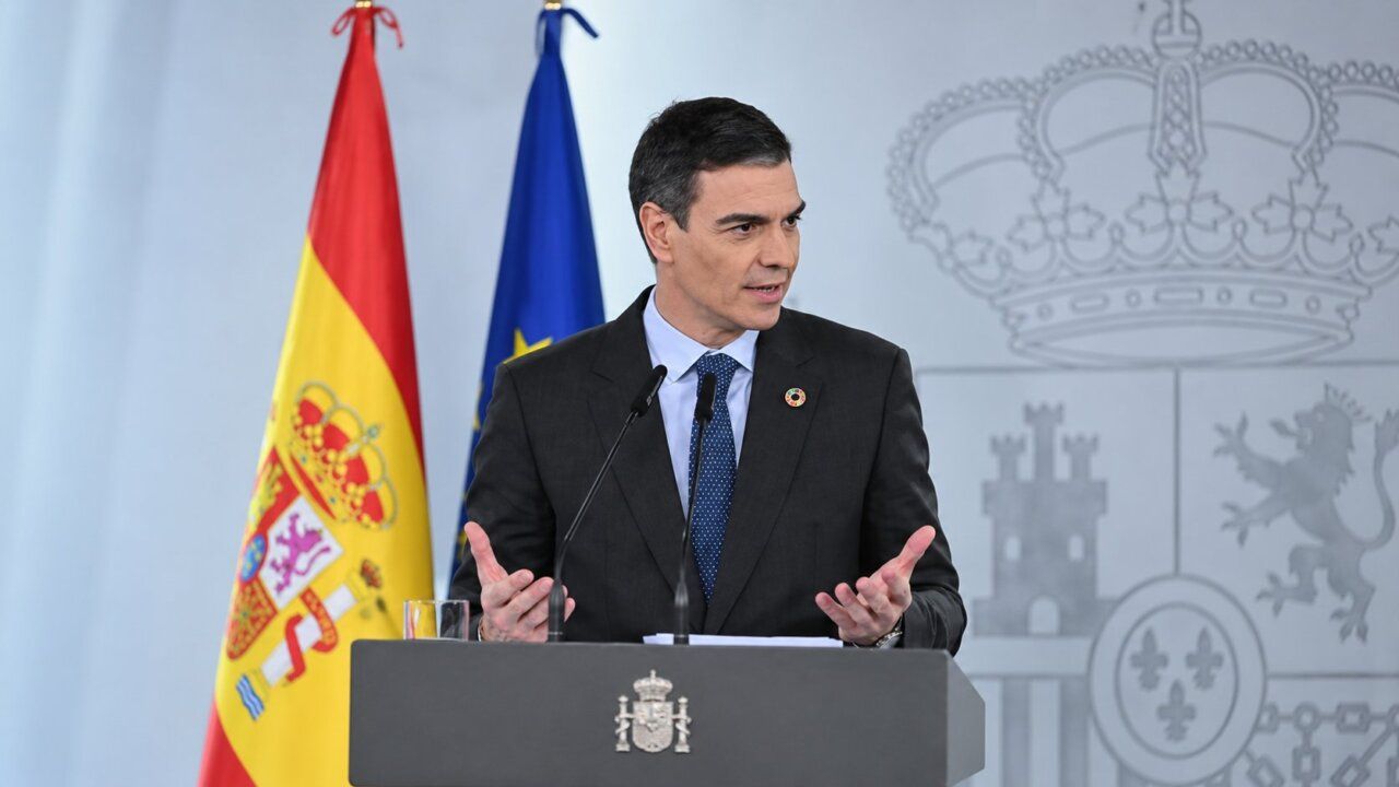 Rueda de prensa con banderas de España y la UE en el fondo
