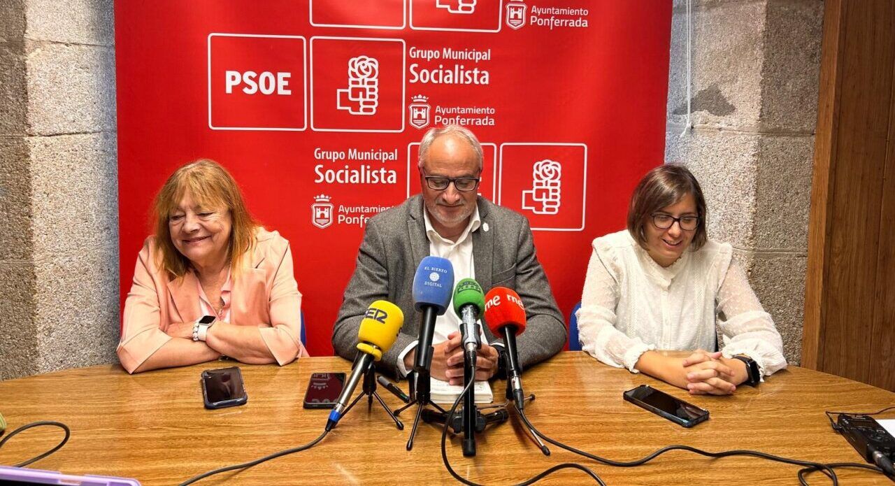 Rueda de prensa del PSOE en Ponferrada con tres ponentes