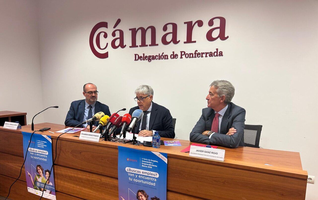 Tres hombres sentados en una mesa durante una rueda de prensa de la feria de empleo.