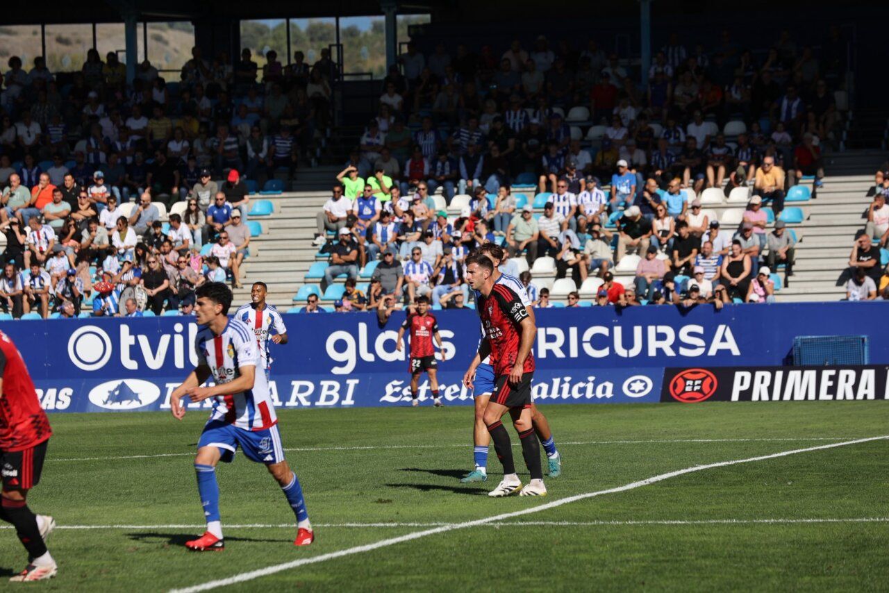 Jugadores de la SD Ponferradina y CD Mirandés en El Toralín durante un partido